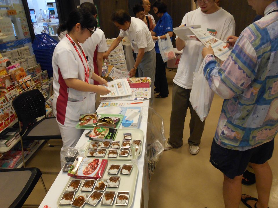 血管年齢や体力測定、減塩食・介護食の試食、認知症に関するクイズ形式のスタンプラリー等体験の様子